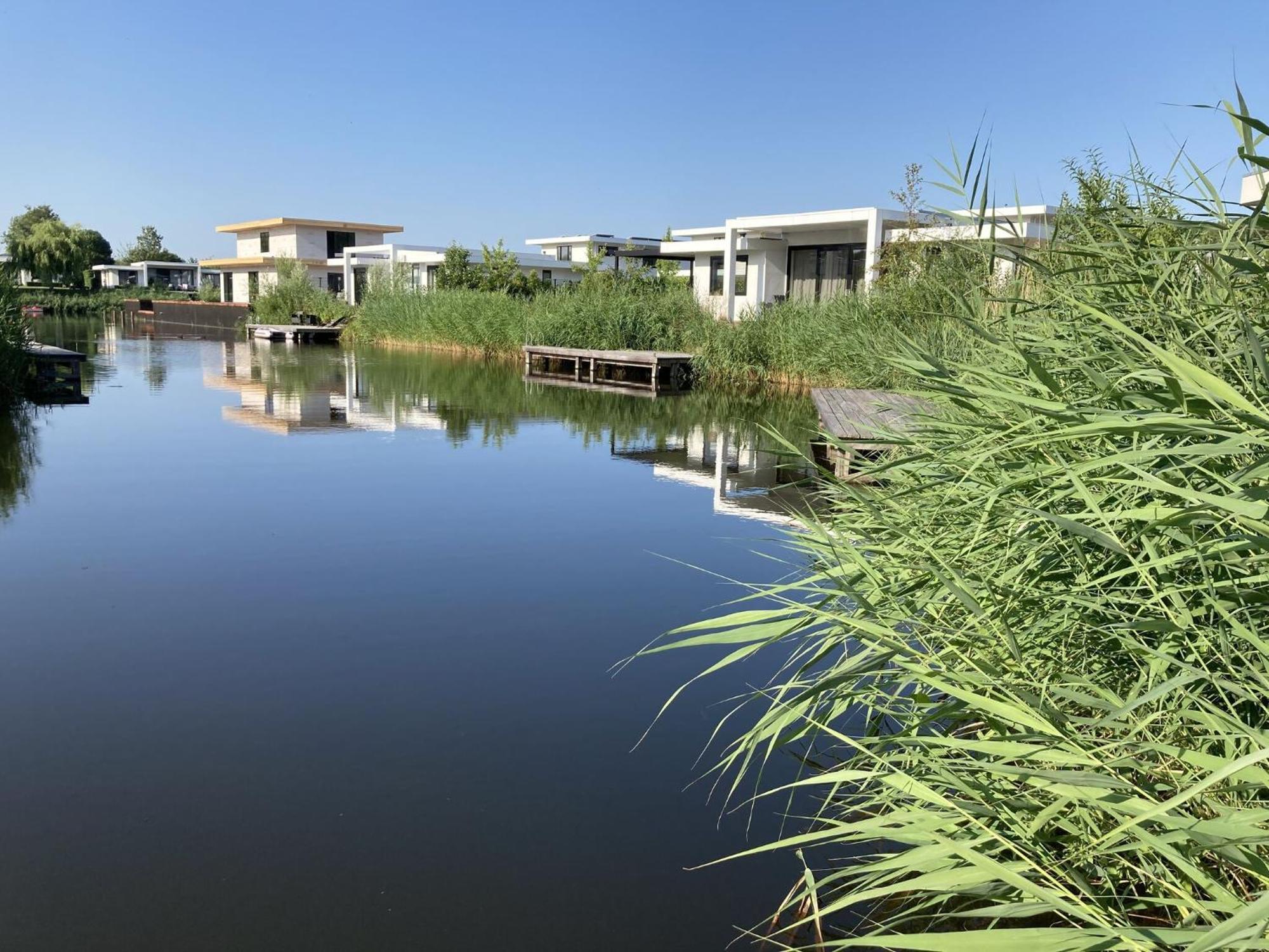 Family Villa With Garden And Jetty Zeewolde Bagian luar foto