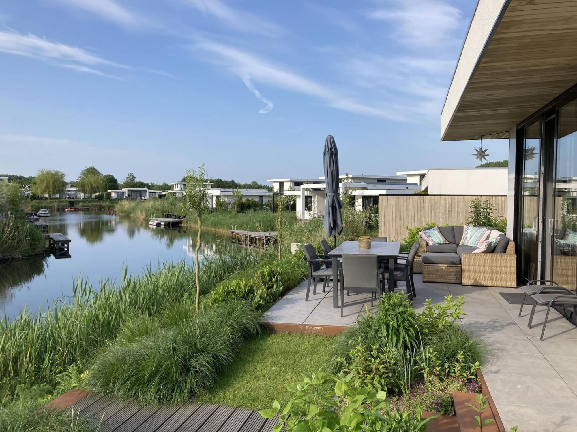 Family Villa With Garden And Jetty Zeewolde Bagian luar foto